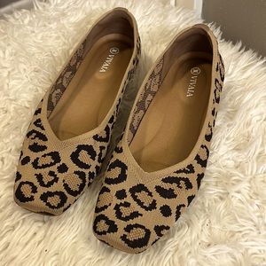 Worn 2x only. Very comfy.